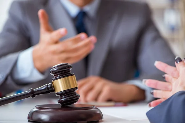 Pengacara mendiskusikan kasus hukum dengan klien — Stok Foto