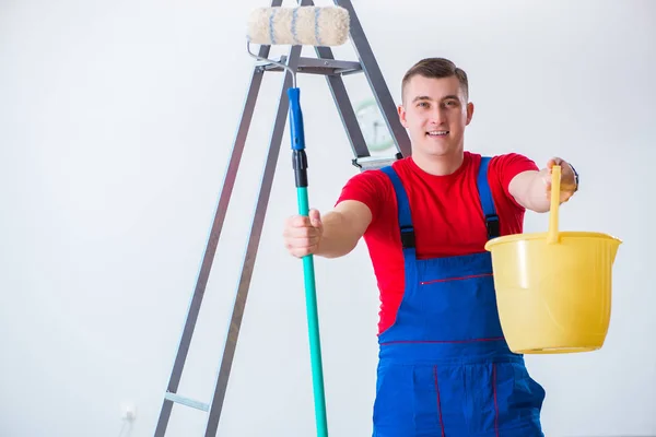 Erkek ressam inşaat alanında boyama işine hazırlanıyor. — Stok fotoğraf