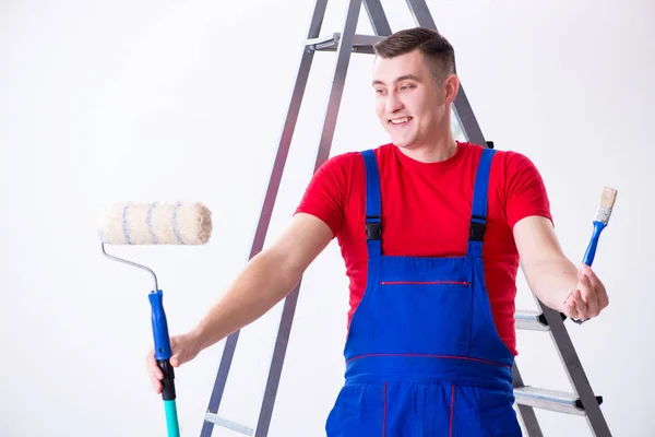 Erkek ressam inşaat alanında boyama işine hazırlanıyor. — Stok fotoğraf