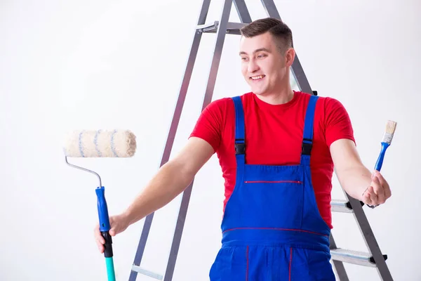 Manlig målare förbereder sig för målning jobb på byggarbetsplatsen — Stockfoto