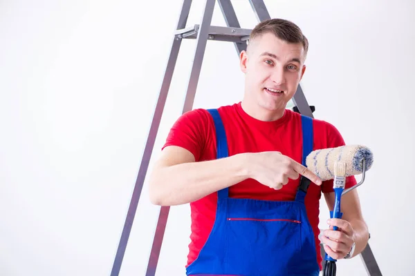 Manlig målare förbereder sig för målning jobb på byggarbetsplatsen — Stockfoto