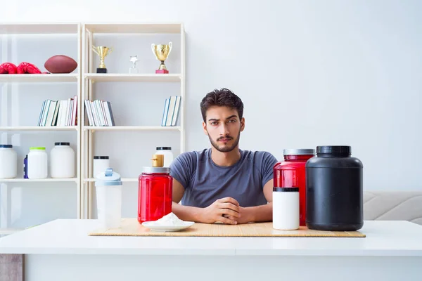 Atleet proeverij nieuwe proteïne supplementen voor betere spieren — Stockfoto