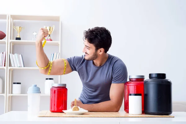 L'atleta assaggia nuovi integratori proteici per muscoli migliori — Foto Stock