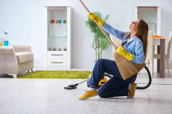 Young woman cleaning floor at home doing chores — Stock Photo, Image