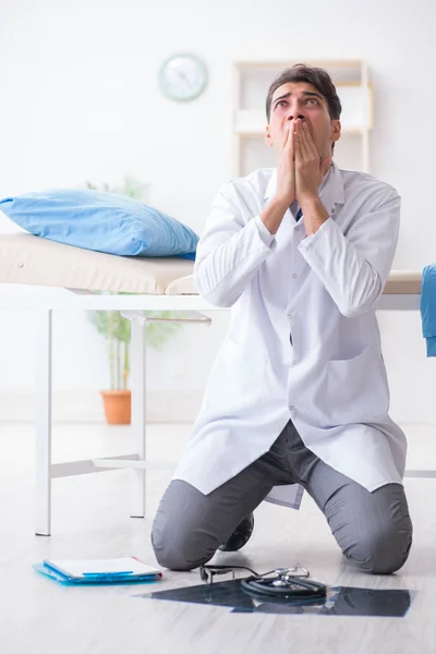 Doctor sentado en el suelo en el hospital — Foto de Stock