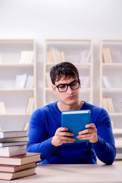 Estudiante masculino preparándose para exámenes en la biblioteca universitaria — Foto de Stock