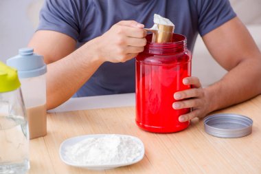 Sporcu daha iyi kaslar için yeni protein takviyeleri tadıyor