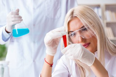 Hastane kliniğinde genç bayan doktor.