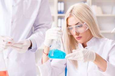 Klinikte çalışan genç bir kimyager kadın.