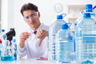 Laboratuvar asistanı su kalitesini test ediyor