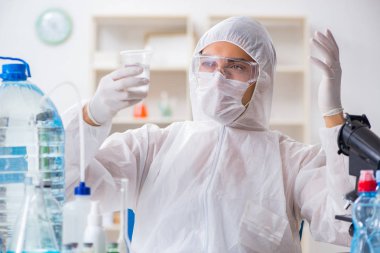 Laboratuvar asistanı su kalitesini test ediyor