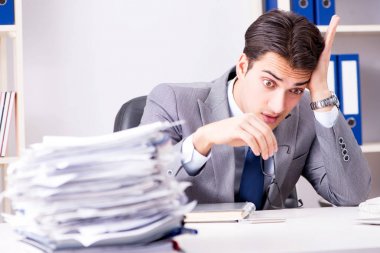 İşadamı işkolik evrak işleriyle boğuşuyor