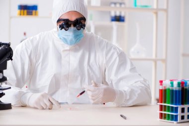 Araştırma laboratuarında çalışan kimyagerin uyuşturucu sentezi kavramı