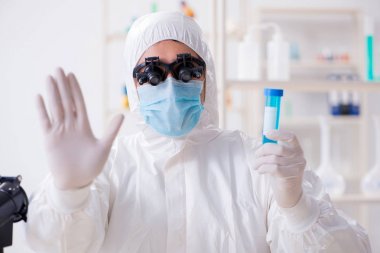 Laboratuvarda çalışan genç bir kimyager.