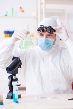 Laboratuvarda çalışan genç bir kimyager.