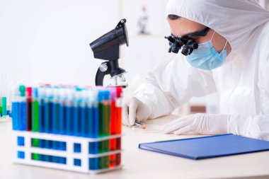 Araştırma laboratuarında çalışan kimyagerin uyuşturucu sentezi kavramı