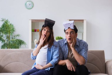 Genç çift sanal gerçeklik gözlüğü deniyor.