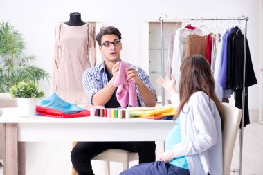 Hamile kadın yeni kıyafet için terziye gidiyor.