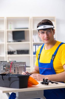 Bilgisayar tamir teknisyeni donanımı tamir ediyor