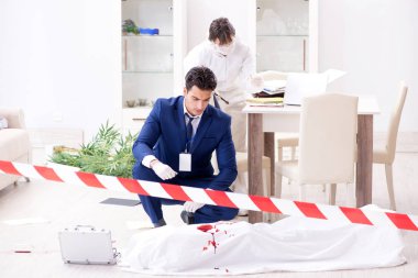 Adli tıp dedektifi suç mahallinde.