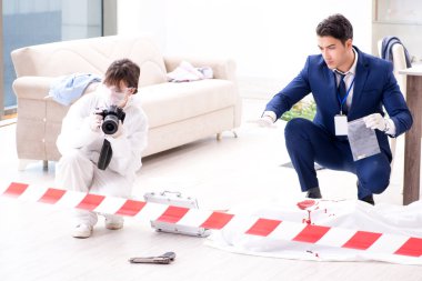 Adli tıp dedektifi suç mahallinde.