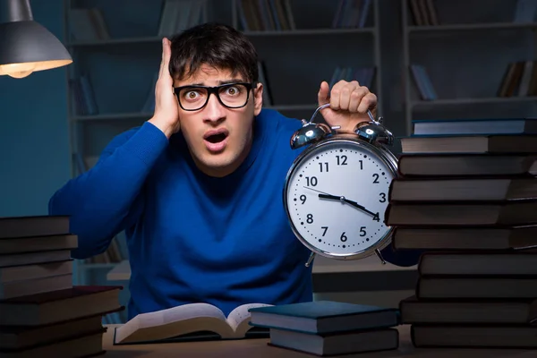 Estudiante preparándose para los exámenes tarde en la noche en la biblioteca — Foto de Stock