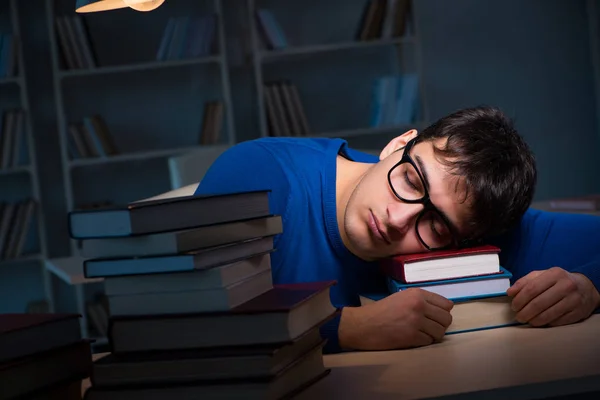 Estudante se preparando para exames tarde da noite na biblioteca — Fotografia de Stock