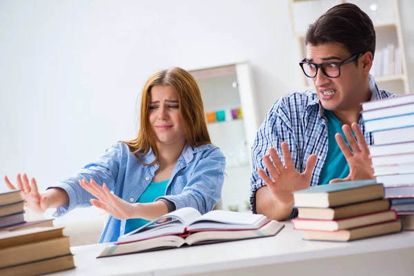 Par de estudantes que estudam para exames universitários — Fotografia de Stock