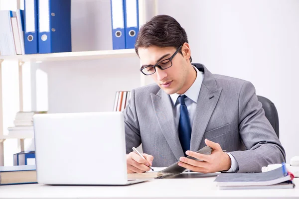 Jovem e bonito empresário empregado trabalhando no escritório na mesa — Fotografia de Stock