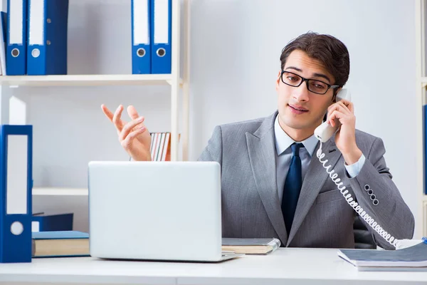 Affärsman anställd talar på kontoret telefon — Stockfoto