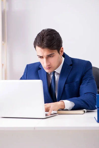 Jovem e bonito empresário empregado trabalhando no escritório na mesa — Fotografia de Stock