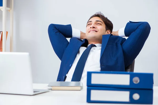 Joven hombre de negocios guapo empleado que trabaja en la oficina en el escritorio —  Fotos de Stock