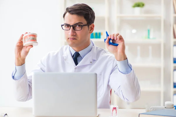 Joven dentista trabajando en el hospital de odontología — Foto de Stock