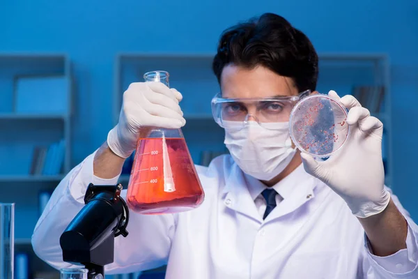 Asistente de química trabajando en el laboratorio químico — Foto de Stock