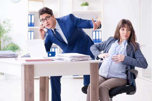 Pregnant woman struggling in the office and getting colleague he — Stock Photo, Image