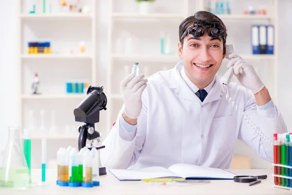 Joven científico químico trabajando en laboratorio — Foto de Stock
