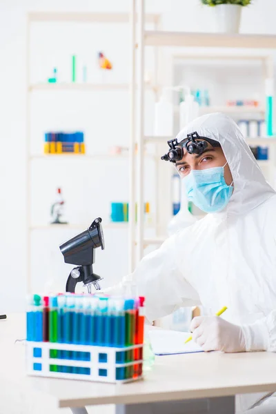 Jovem cientista químico trabalhando em laboratório — Fotografia de Stock