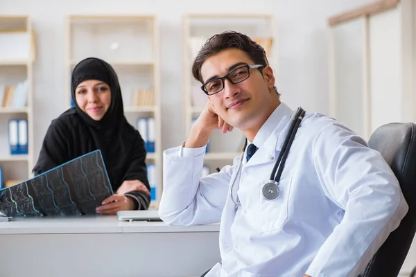 Muszlim nő rendszeres kivizsgálás céljából orvoshoz megy — Stock Fotó