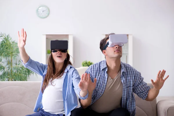 Mladý pár vyzkoušet virtuální realita brýle — Stock fotografie