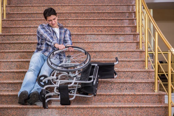 Disabled man on wheelchair having trouble with stairs — Stock Photo, Image