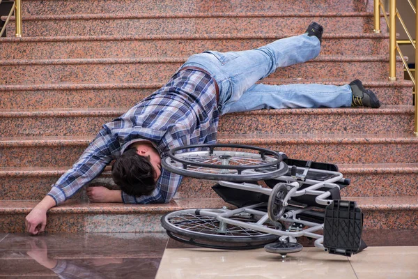 Hombre discapacitado en silla de ruedas que tiene problemas con las escaleras —  Fotos de Stock