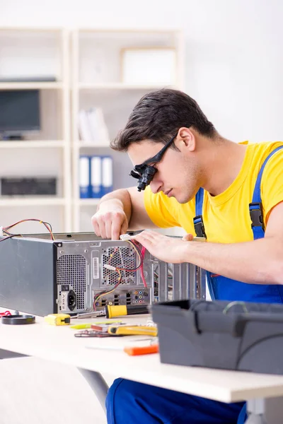 Técnico de reparación de computadoras reparación de hardware — Foto de Stock