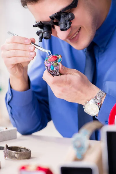 Juwelier werkt met luxe sieraden in de werkplaats — Stockfoto