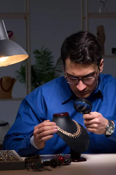 Joyero trabajando en su taller tarde en la noche — Foto de Stock