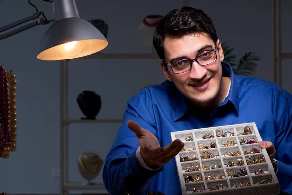 Juwelier die 's avonds laat in zijn werkplaats werkt — Stockfoto