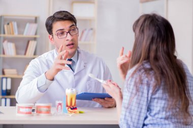 Hasta ön randevu için dişçi muayenesi yapan doktor