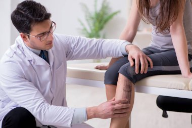 Doktor hastaların eklem esnekliğini kontrol ediyor