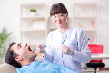 Düzenli kontrol ve dolum için dişçiye giden hasta