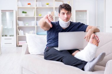 Araba kazasında yaralanan bir adam evinde iyileşme sürecinde.