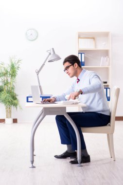 Masada çalışan yakışıklı bir işadamı.